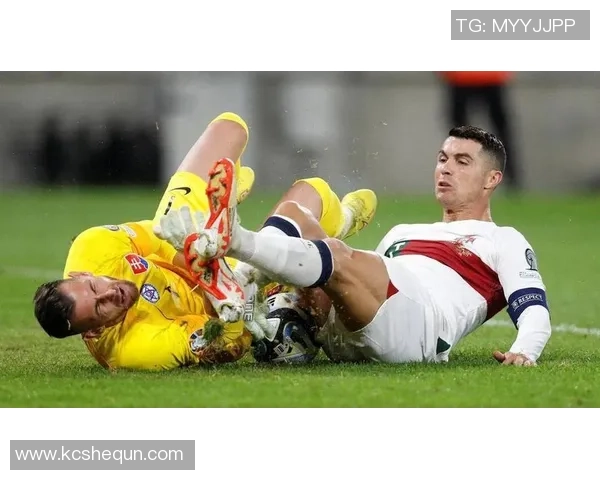 足球明星突发晕倒事件引发关注健康问题与运动员职业生涯的隐患探讨